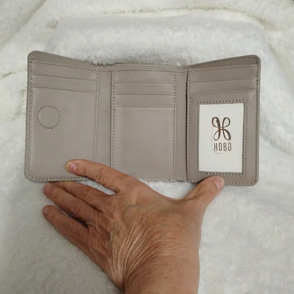 HOBO Quilted Trifold Medium Leather  Wallet in Taupe  EUC - Picture 5 of 8